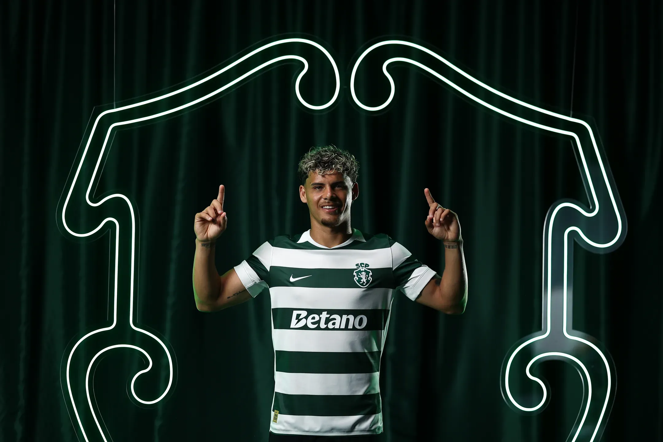 Oficial: Maxi Araújo renova com o Sporting até 2030